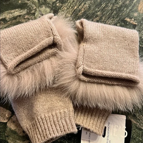 Fur fingerless gloves - Picture 2 of 3